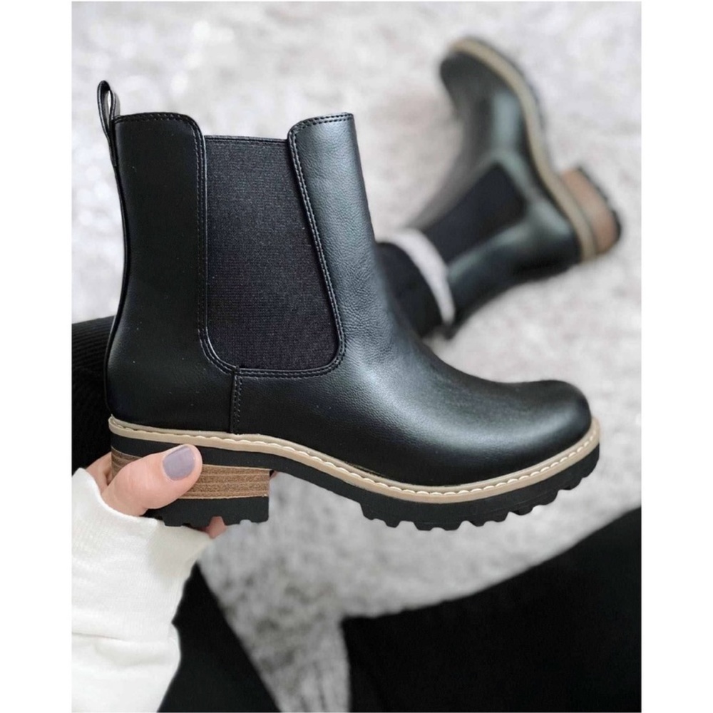 *NWT* unniversal thread celina chelsea boot / size 6 W